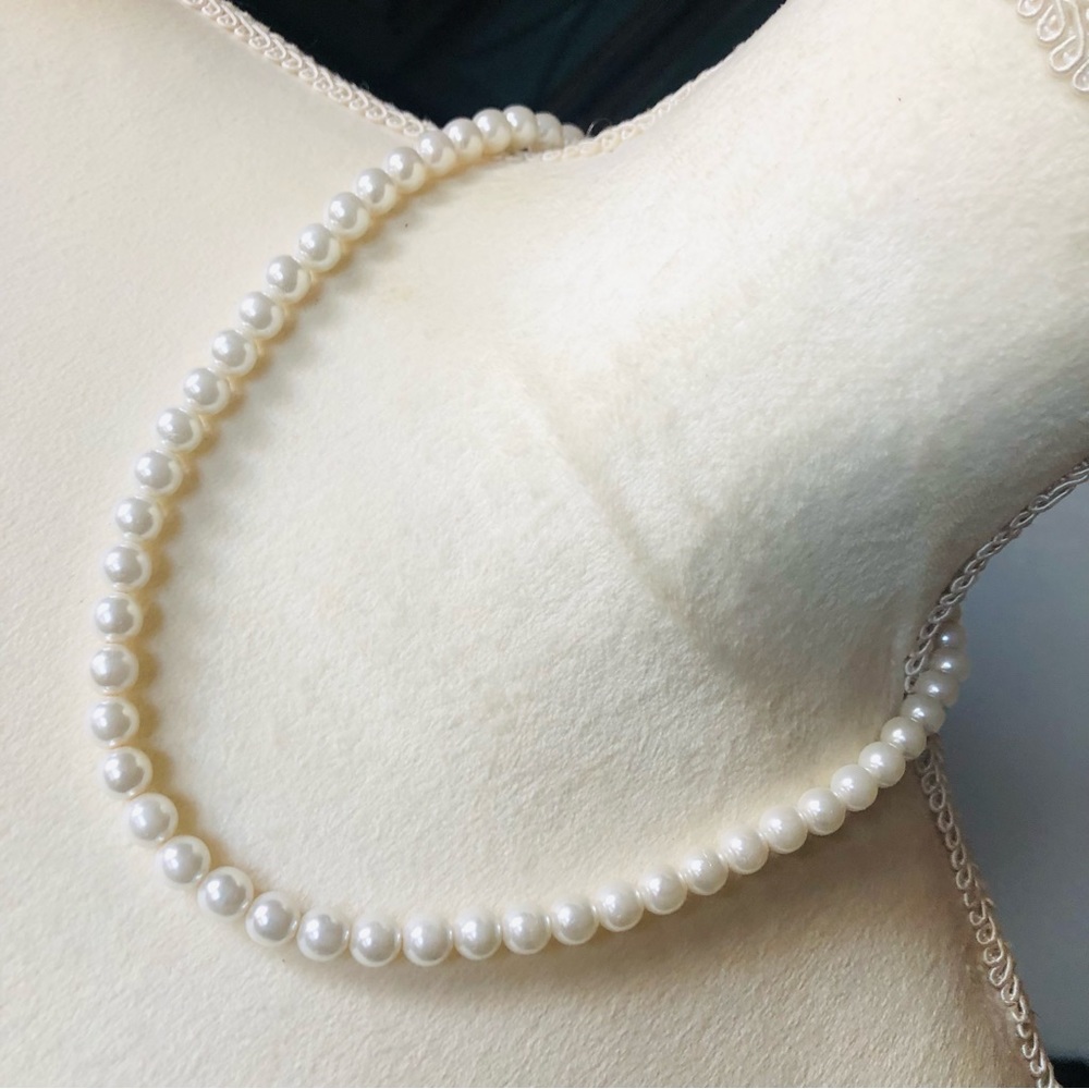 Modern classic white glass pearl bead necklace